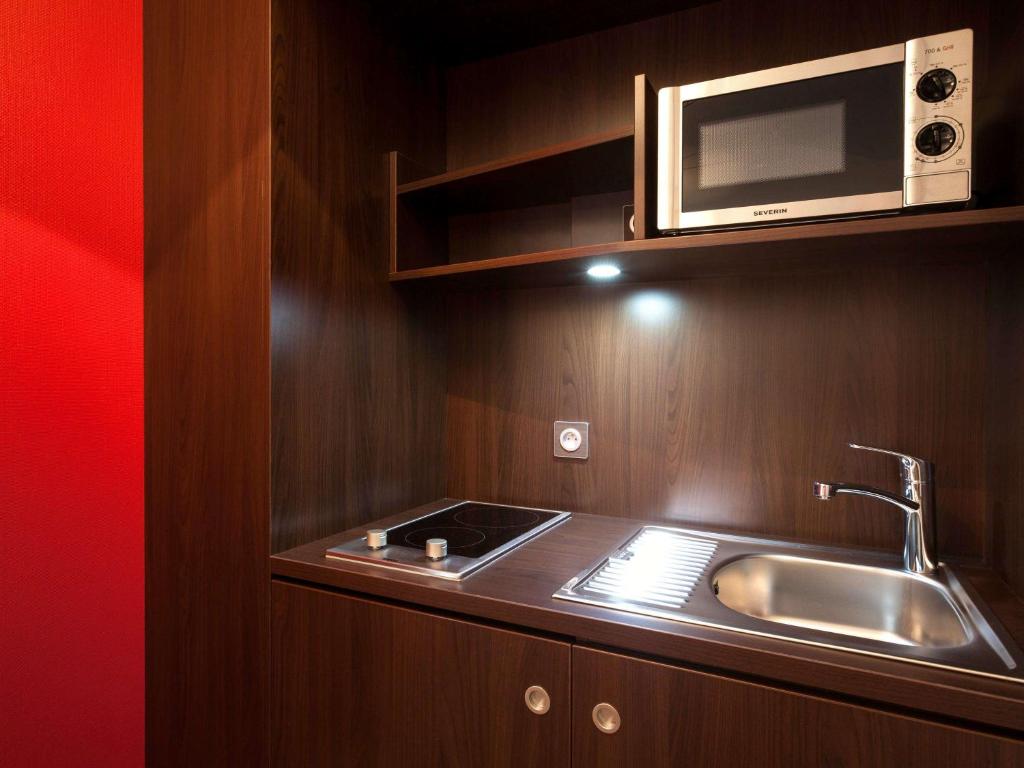 Kuchyň nebo kuchyňský kout v ubytování Aparthotel Adagio Lyon Patio Confluence