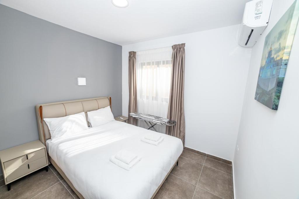 Charming Apartment with Country view 2BR - by HostMT - 4