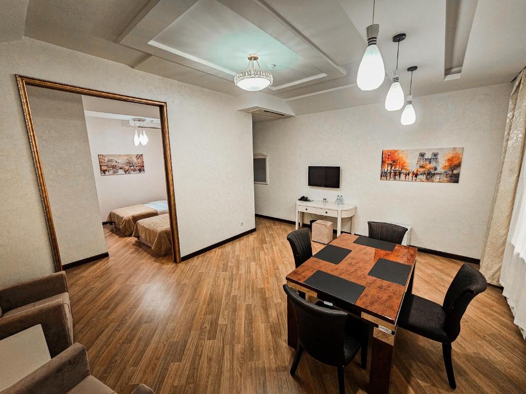 TV a/nebo společenská místnost v ubytování Safran Hotel