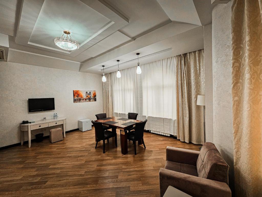 TV a/nebo společenská místnost v ubytování Safran Hotel