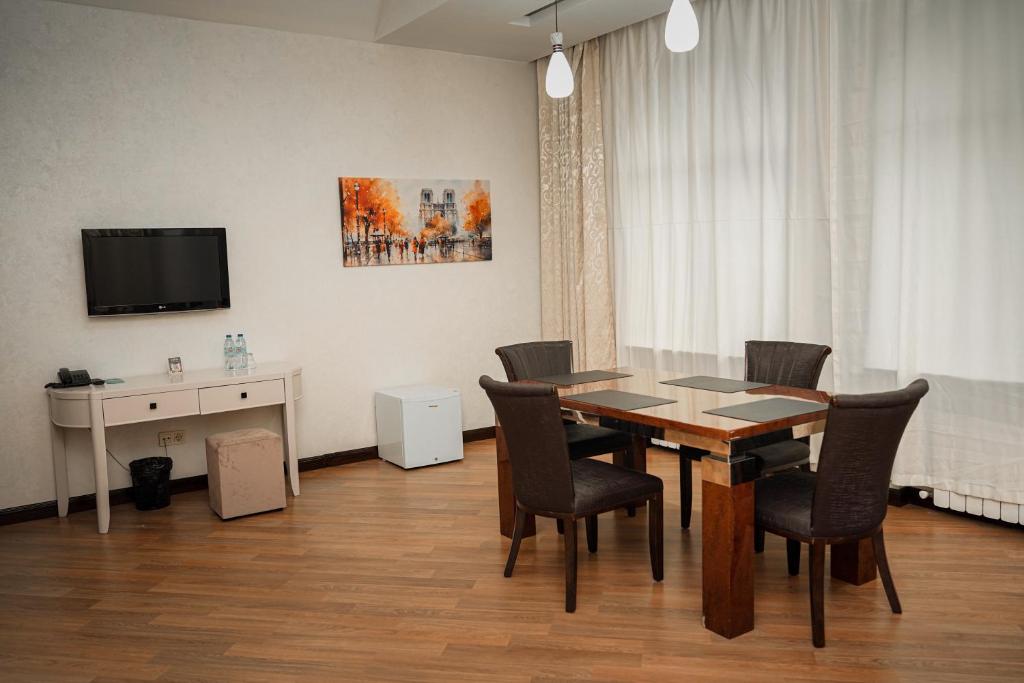 TV a/nebo společenská místnost v ubytování Safran Hotel