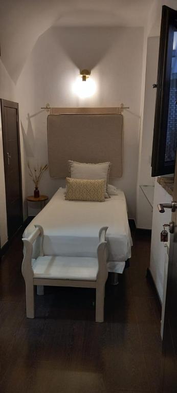 A bed or beds in a room at HOTEL BOUTIQUE ALMA ANDALUSí
