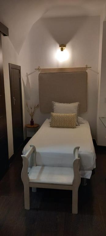 A bed or beds in a room at HOTEL BOUTIQUE ALMA ANDALUSí