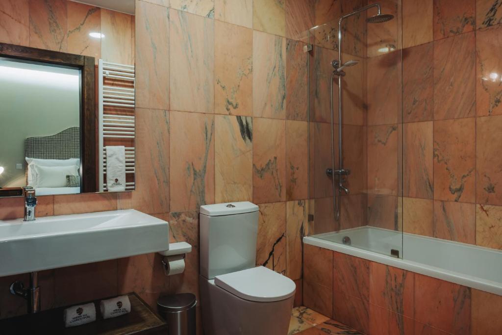 uma casa de banho com um WC, um lavatório e uma banheira em Herdade dos Cordeiros em Chamusca