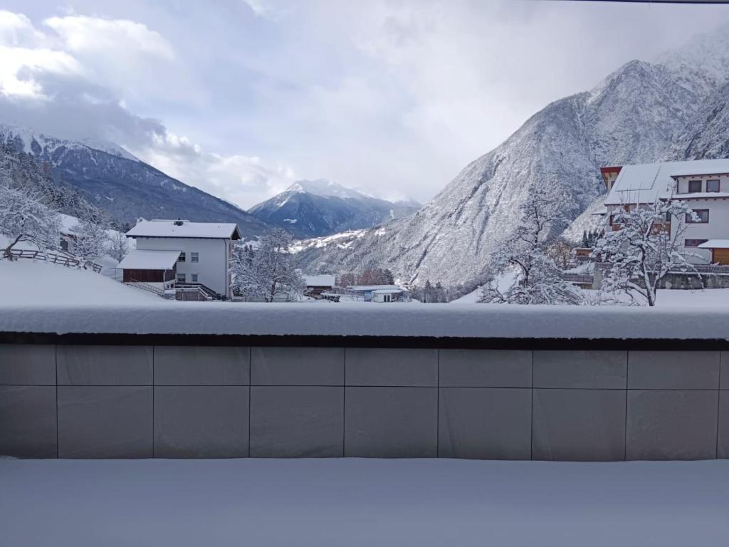 Ein allgemeiner Bergblick oder ein Berglick von des Aparthotels aus