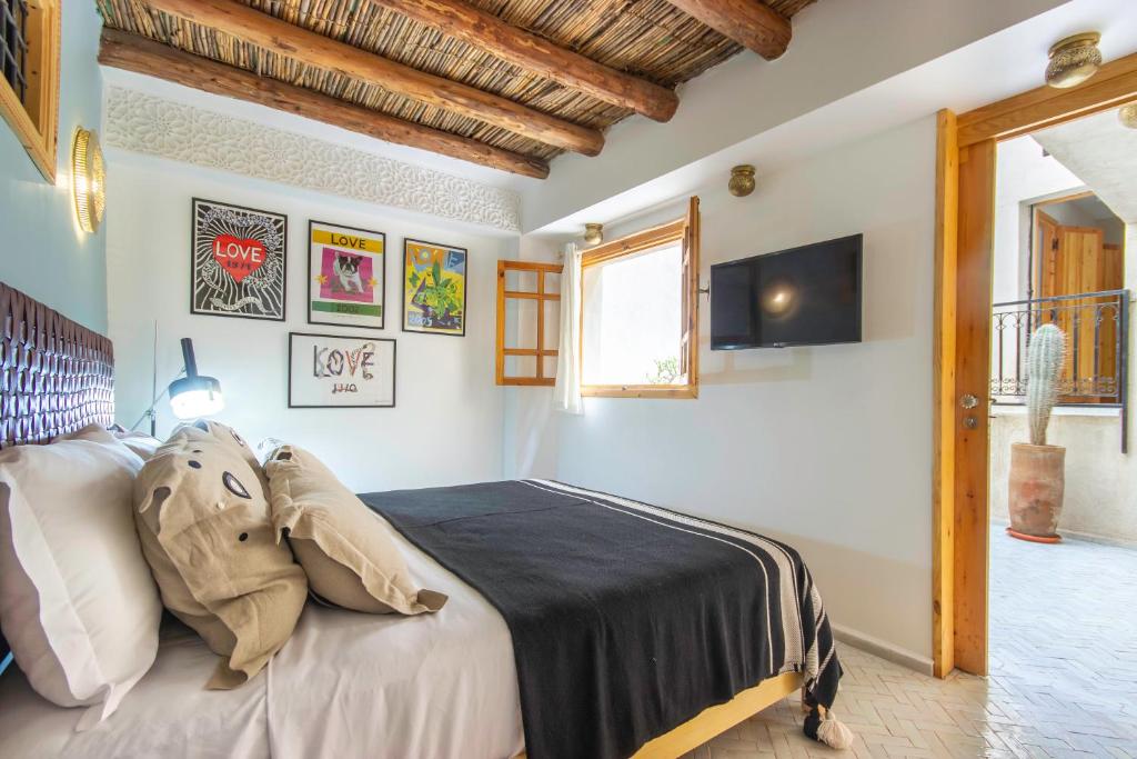 Postel nebo postele na pokoji v ubytování Riad Les Suites Marrakech