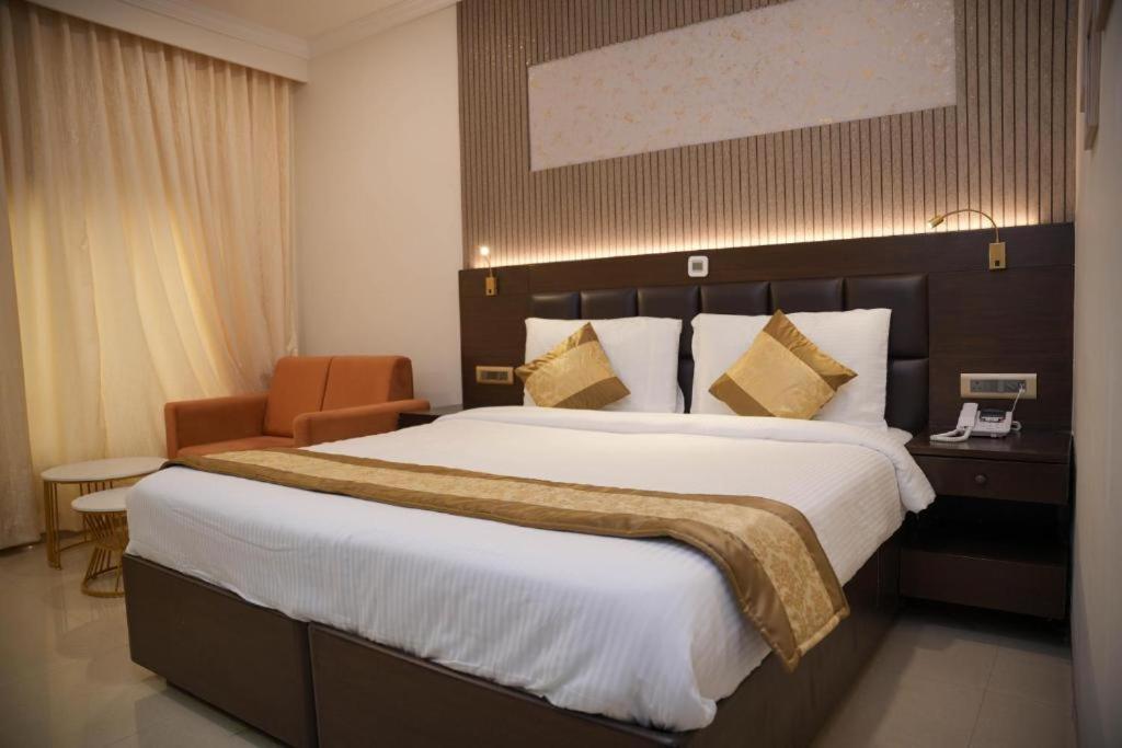 Postel nebo postele na pokoji v ubytování Hotel Vijaydeep Place Near Delhi Airport
