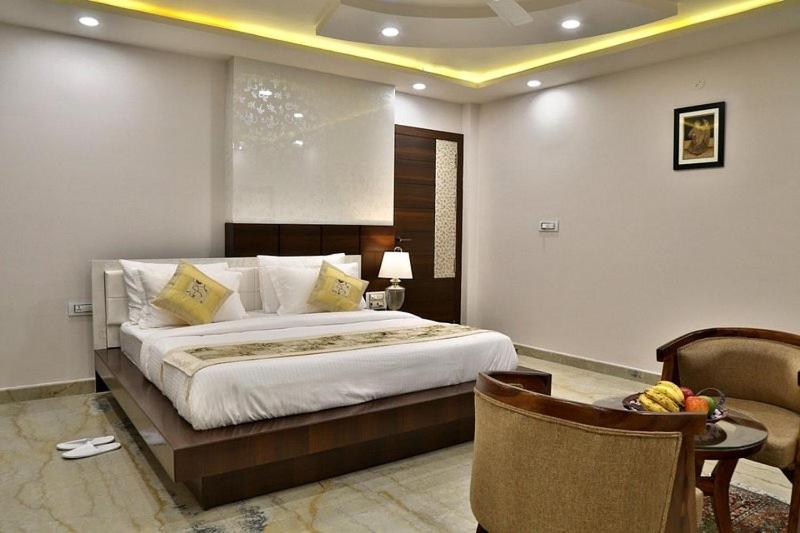 Postel nebo postele na pokoji v ubytování Hotel Vijaydeep Place Near Delhi Airport