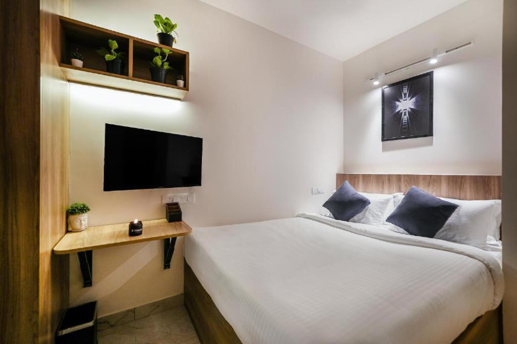 TV a/nebo společenská místnost v ubytování Hotel Vijaydeep Place Near Delhi Airport