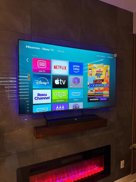 TV a/nebo společenská místnost v ubytování Niagara Getaway across Fallsview