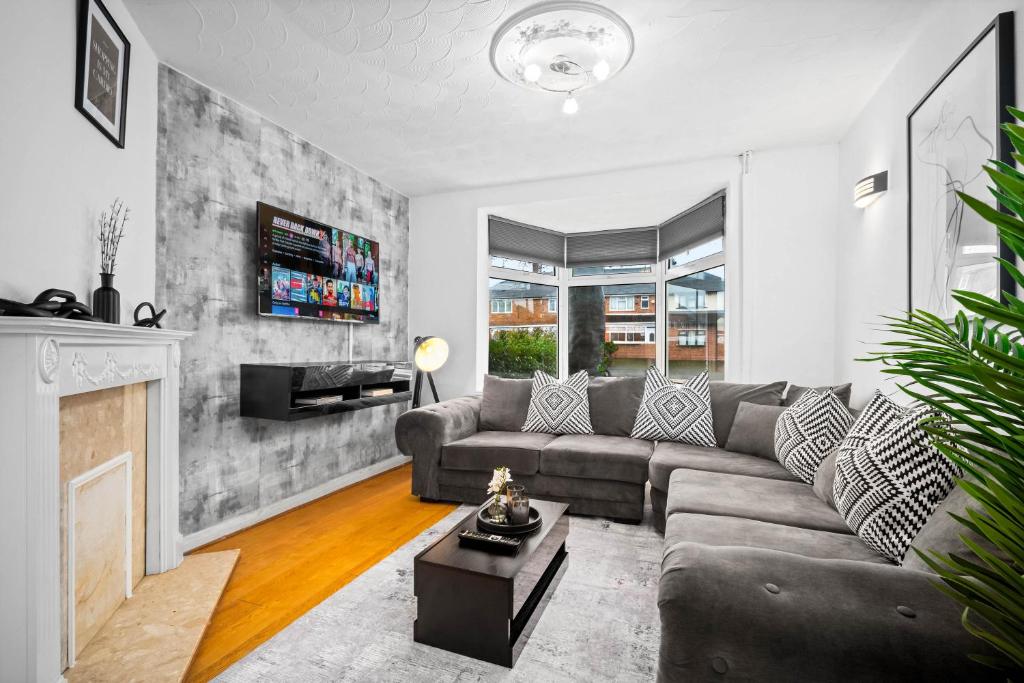 een woonkamer met een bank en een open haard bij Stylish Three Bedroom House - Accommodates 7 - Parking Available - Garden - Recently Renovated - Top Rated - 162S in Birmingham