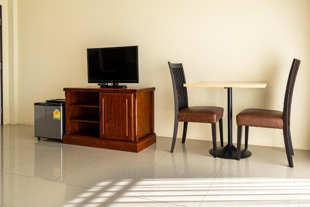 TV a/nebo společenská místnost v ubytování Alisa Krabi Hotel-SHA Plus