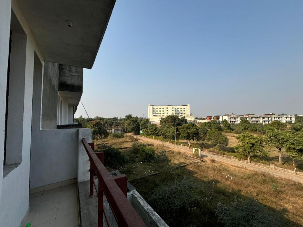 Balkón nebo terasa v ubytování Terminal Stay - Heavenly Independent Jungle Retreat Flat in Meerut