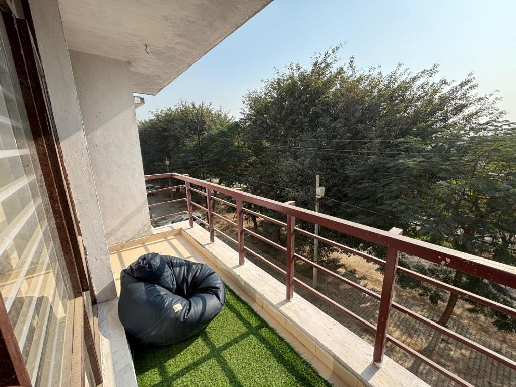 Balkón nebo terasa v ubytování Terminal Stay - Heavenly Independent Jungle Retreat Flat in Meerut