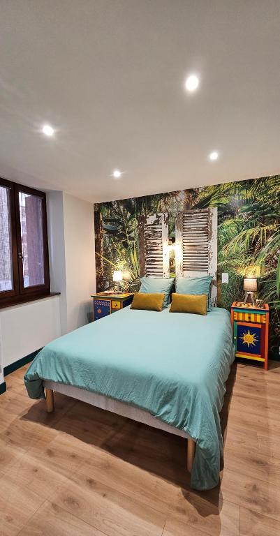 une chambre avec un grand lit avec un tableau au mur dans l'établissement Appartement au cœur de Marcillac-Vallon, à Marcillac-Vallon