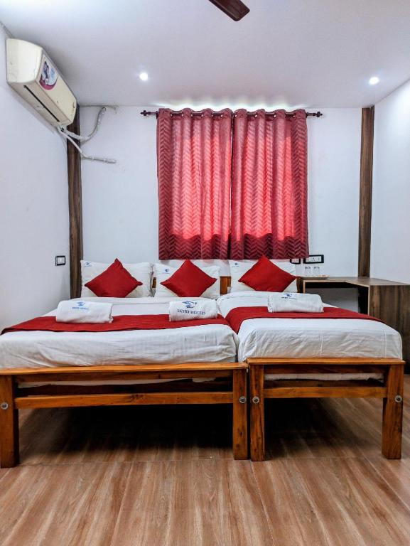 Postel nebo postele na pokoji v ubytování Skyry Hotels Singanallur