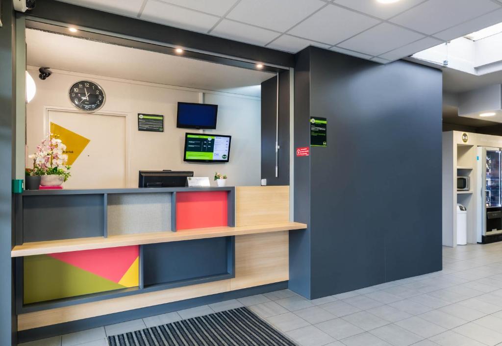 TV a/nebo společenská místnost v ubytování B&B HOTEL Metz Semécourt