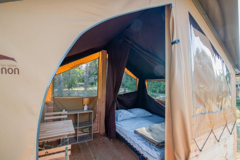 Postel nebo postele na pokoji v ubytování Camping Onlycamp L'Argenté