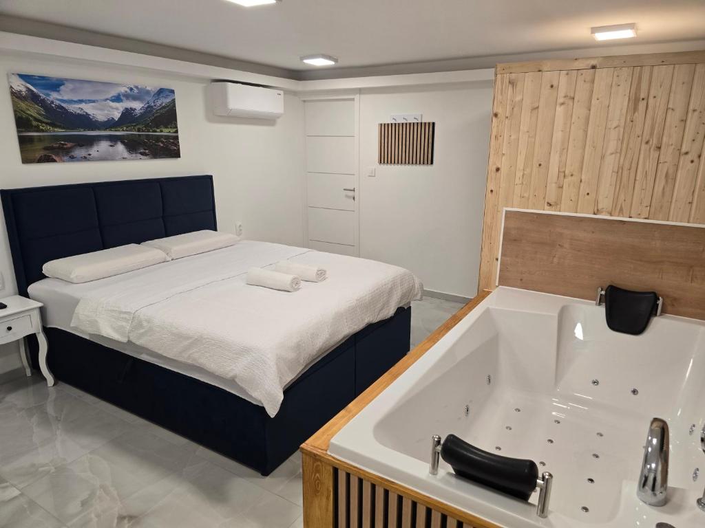 Una cama o camas en una habitación de Edy Deluxe Room - Sauna & Jacuzzi