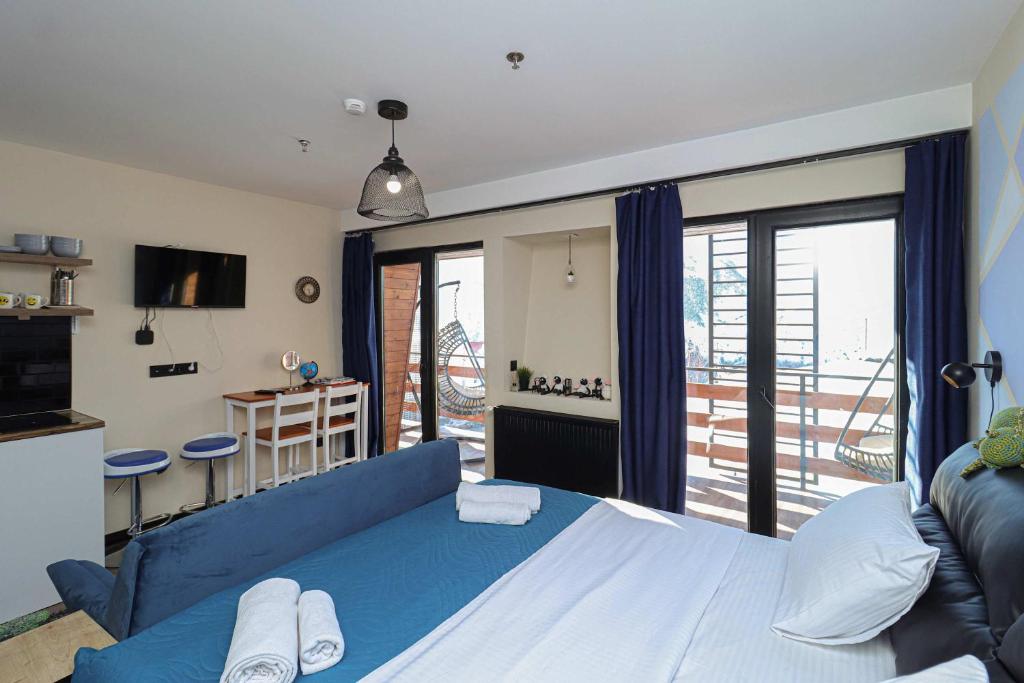 Postel nebo postele na pokoji v ubytování Stylish Studio Apartment with balcony