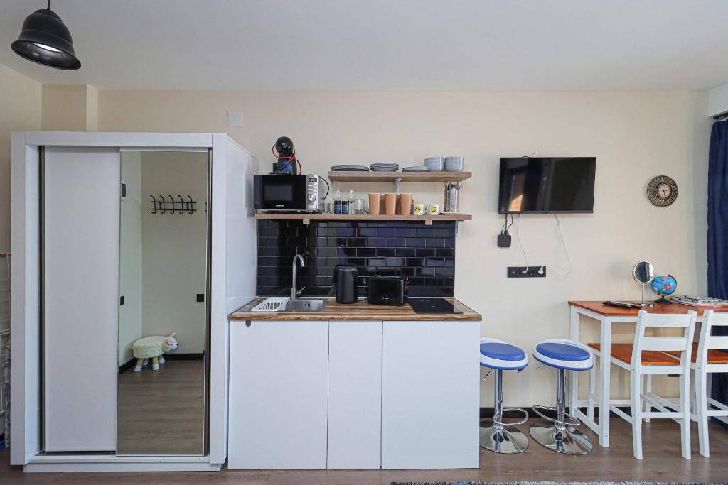 Kuchyň nebo kuchyňský kout v ubytování Stylish Studio Apartment with balcony