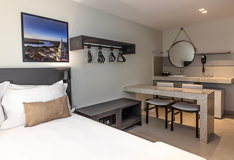Cama ou camas em um quarto em Quality Suítes João Pessoa
