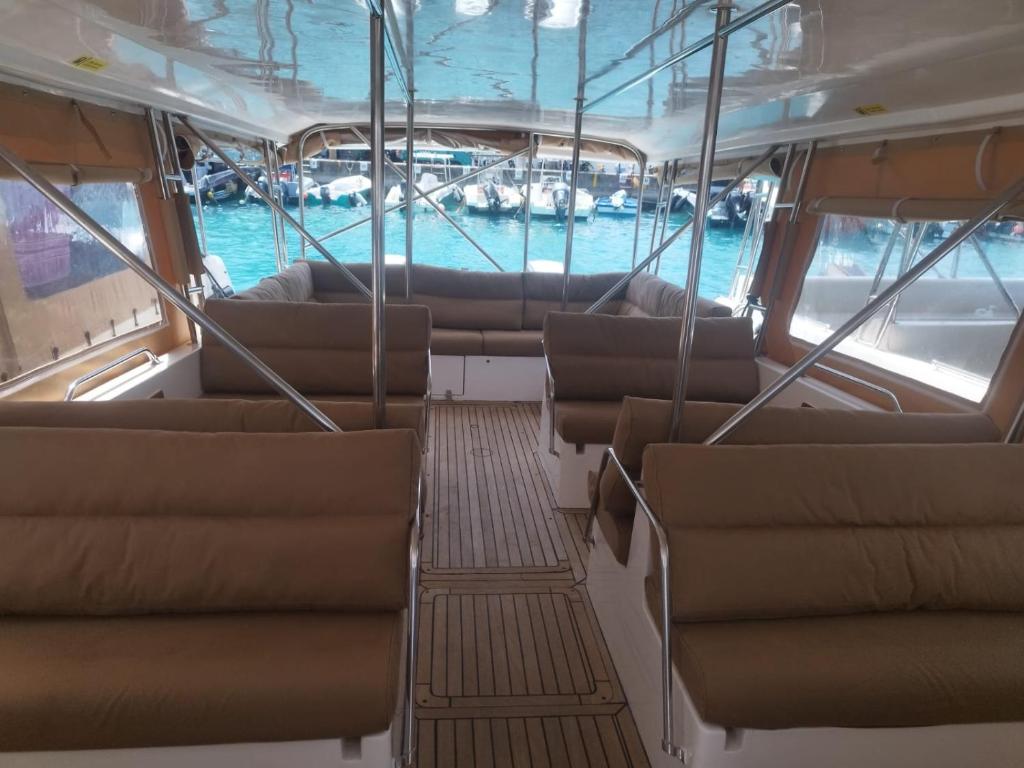 Гостиная зона в Pvt boats for rent from Velana International Airport
