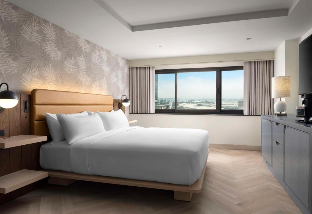 Sonesta Los Angeles Airport LAX - Executive King Suite - Non-Smoking