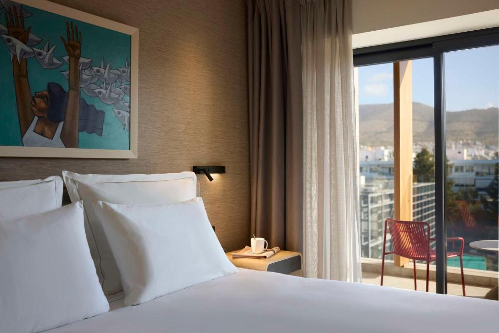 Postel nebo postele na pokoji v ubytování Dusit Suites Hotel Athens