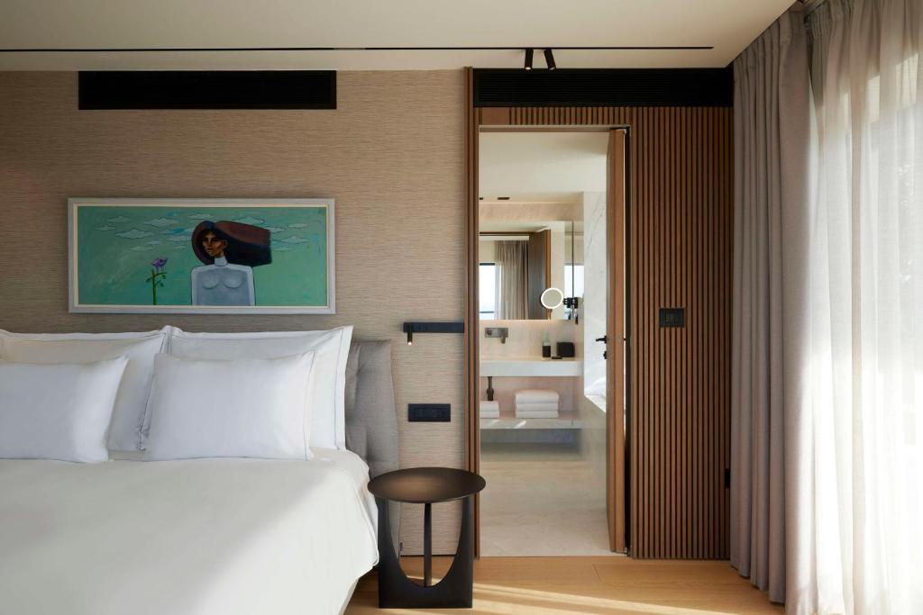 Postel nebo postele na pokoji v ubytování Dusit Suites Hotel Athens