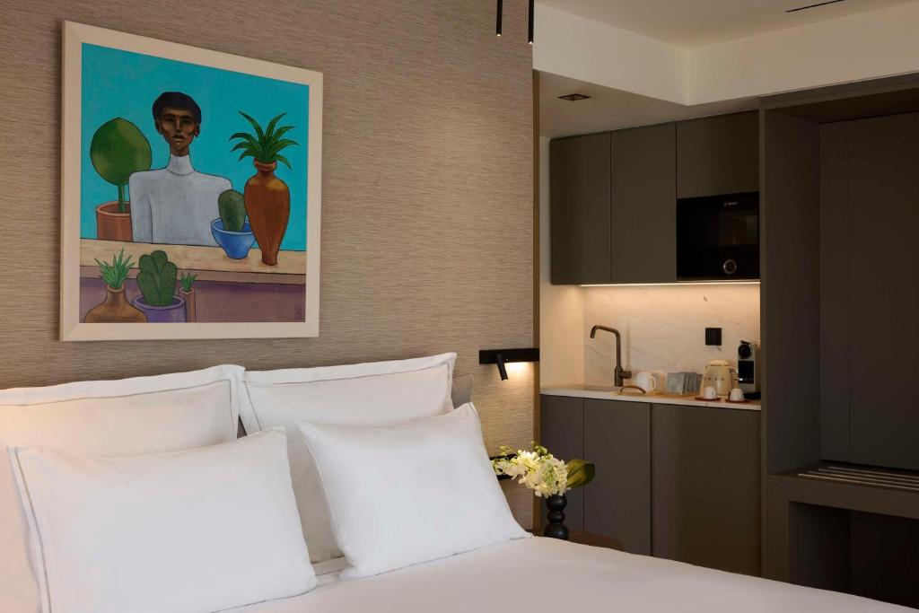 Postel nebo postele na pokoji v ubytování Dusit Suites Hotel Athens