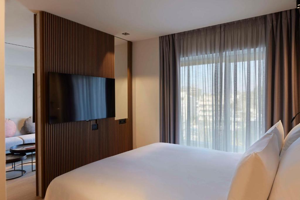 TV a/nebo společenská místnost v ubytování Dusit Suites Hotel Athens