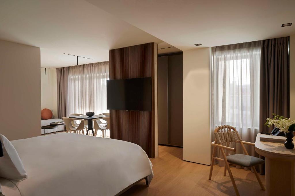 Postel nebo postele na pokoji v ubytování Dusit Suites Hotel Athens