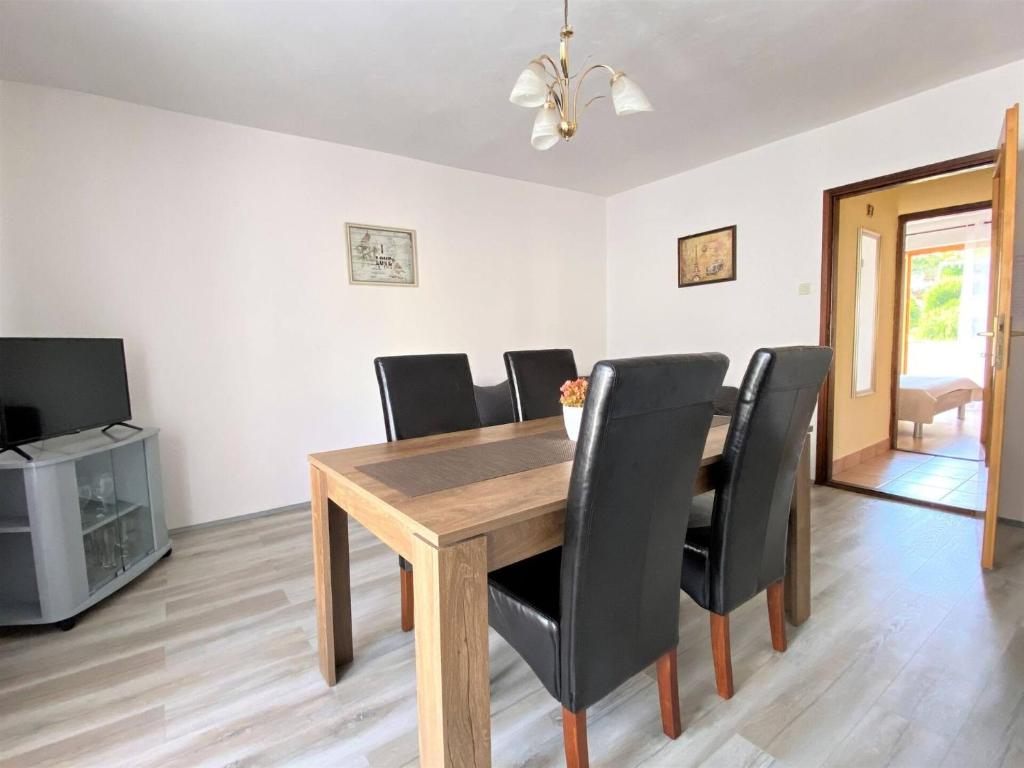 Televízia a/alebo spoločenská miestnosť v ubytovaní Apartment Almira with sea view
