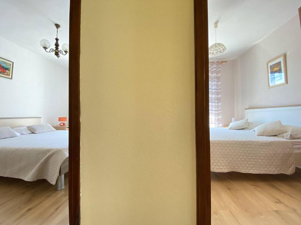 Posteľ alebo postele v izbe v ubytovaní Apartment Almira with sea view