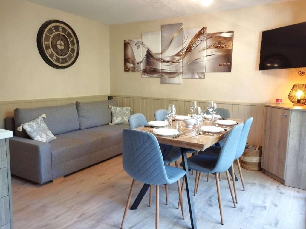 un salon avec une table et un canapé dans l'établissement Appartement T3 pour 6 à Vignec avec terrasse, parking et casier à skis - FR-1-457-346, à Vignec