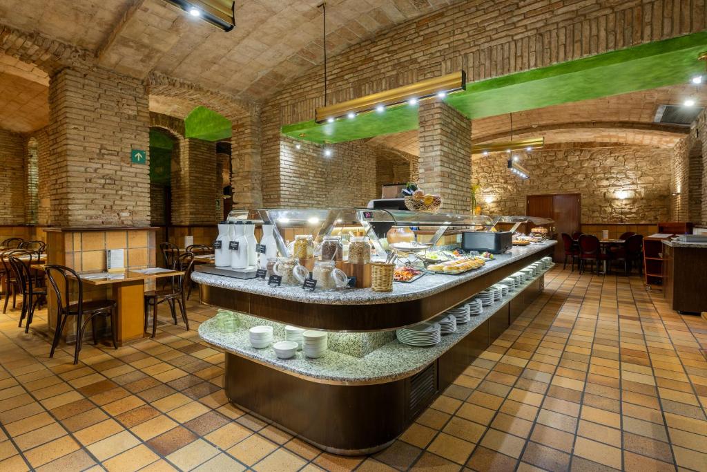 a large kitchen with a buffet in a restaurant at Hotel Rialto in Barcelona