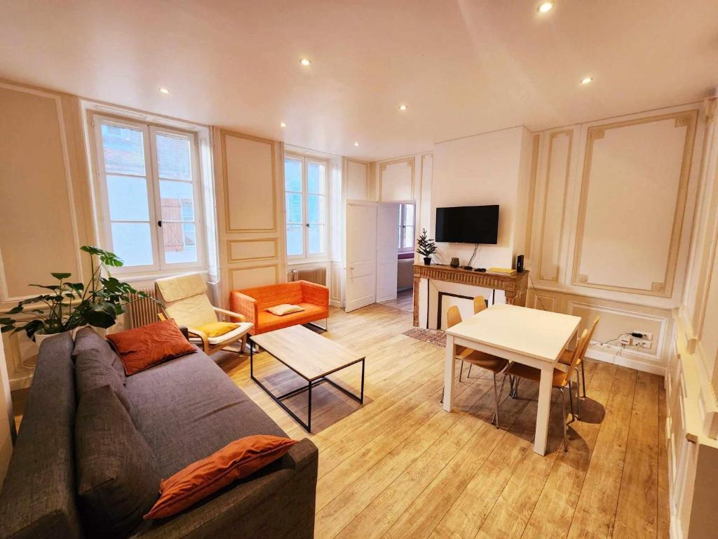un salon avec un canapé et une table dans l'établissement Appartement de Louise et Adrien, à Gray