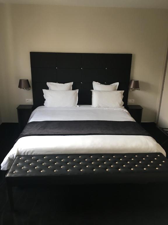 Postel nebo postele na pokoji v ubytování Logis Auberge Des Moissons