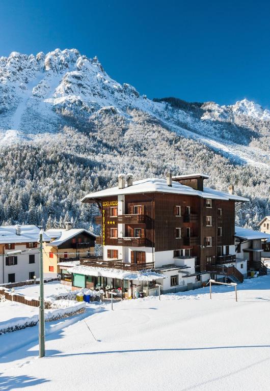 Nespecifikovaný výhled na hory nebo výhled na hory při pohledu z hotelu