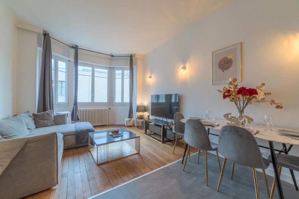 un salon avec un canapé et une table dans l'établissement Saint Georges Suite Triangle d'Or, à Lyon