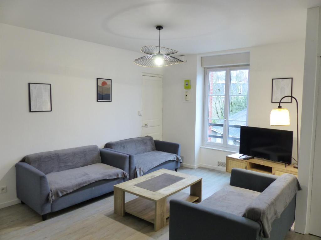 un salon avec deux canapés et une télévision dans l'établissement VIARME - Grand T4, 6 pers au calme en centre ville, à Nantes