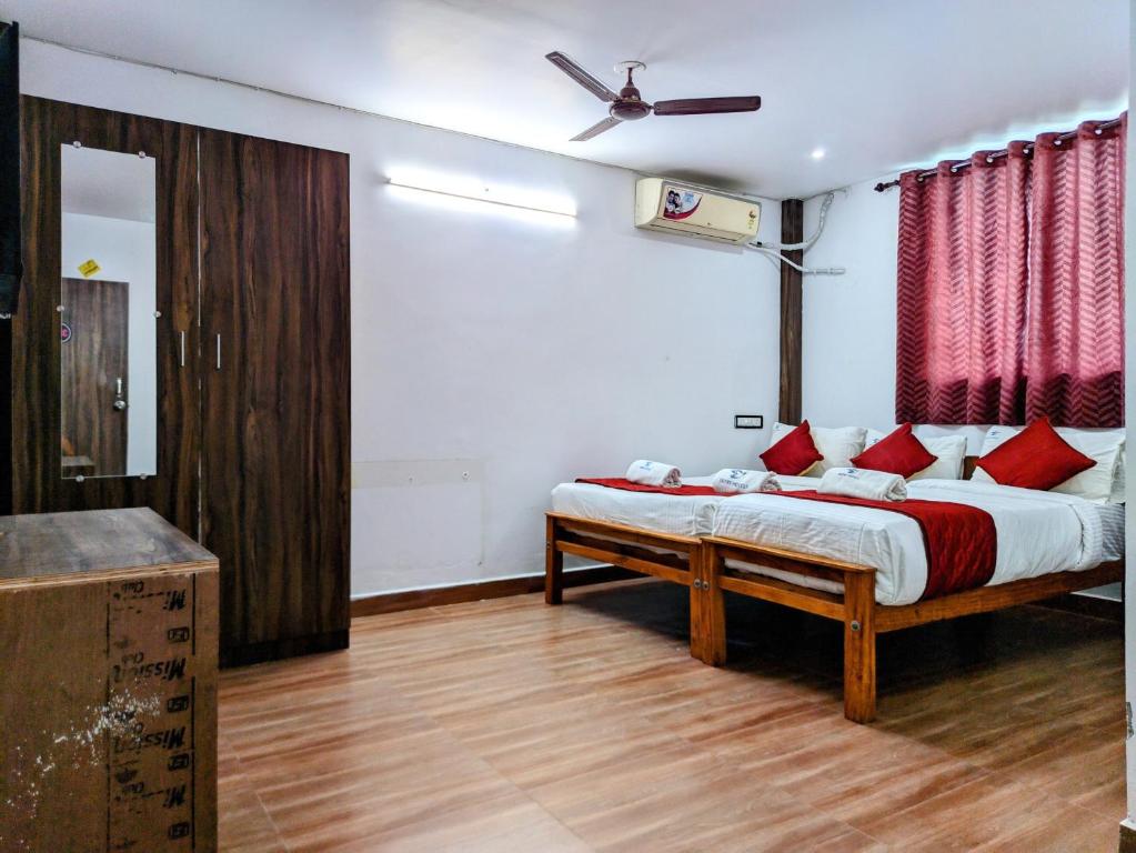 Postel nebo postele na pokoji v ubytování Skyry Hotels Singanallur