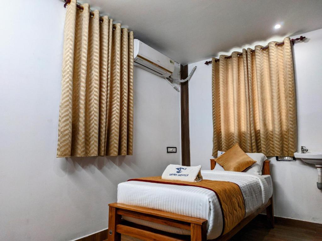 Postel nebo postele na pokoji v ubytování Skyry Hotels Singanallur