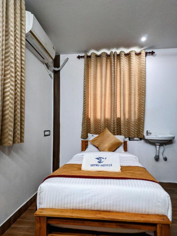 Postel nebo postele na pokoji v ubytování Skyry Hotels Singanallur