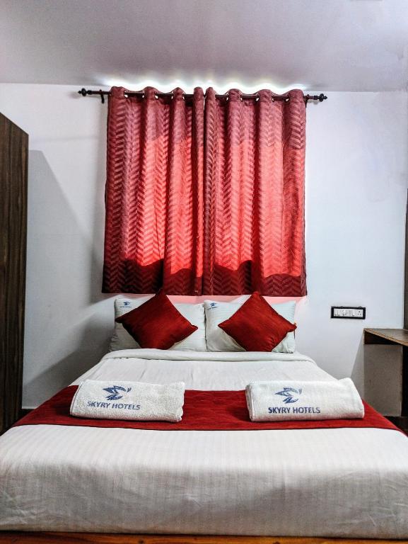 Postel nebo postele na pokoji v ubytování Skyry Hotels Singanallur