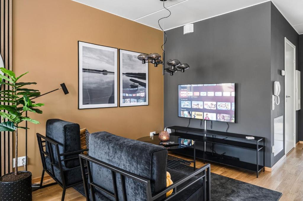 TV a/nebo společenská místnost v ubytování Guestly Homes - Elite Business Suite