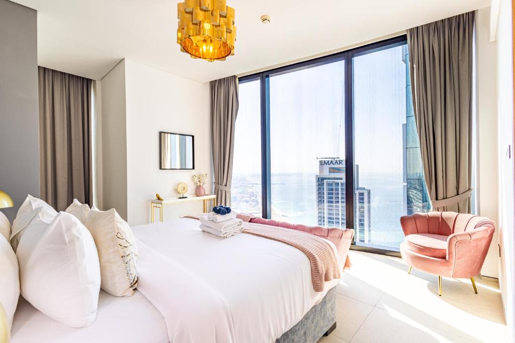 Postel nebo postele na pokoji v ubytování Address JBR: Beachfront Bliss & Sky-high Luxury