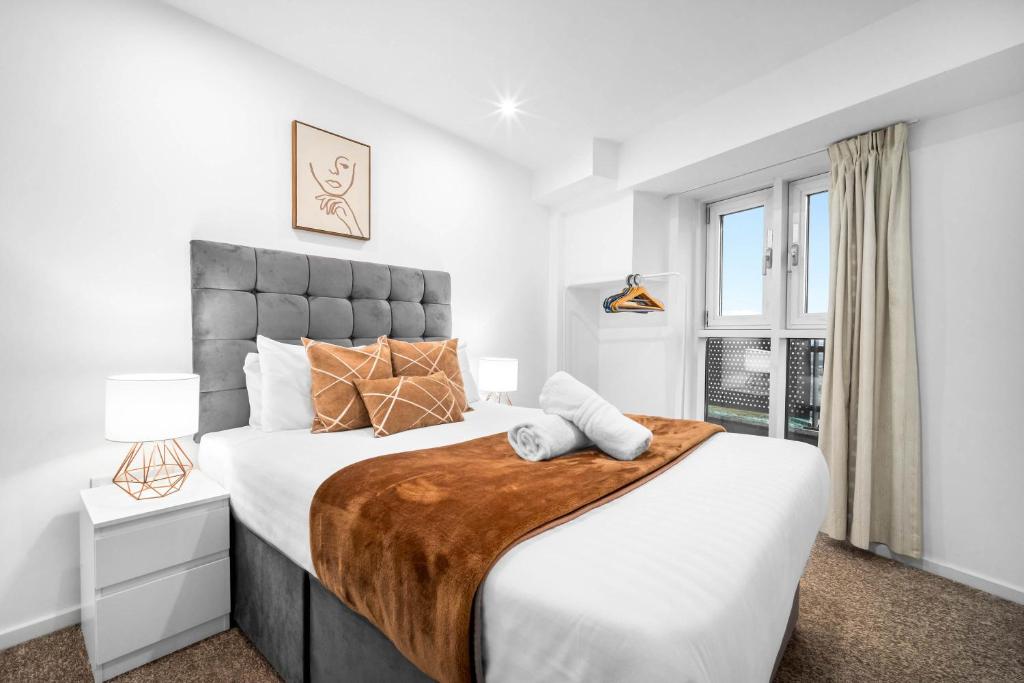Ένα ή περισσότερα κρεβάτια σε δωμάτιο στο Elegant Two-Bedroom Apartment - Central Location - Private Parking - Balconies 1109M
