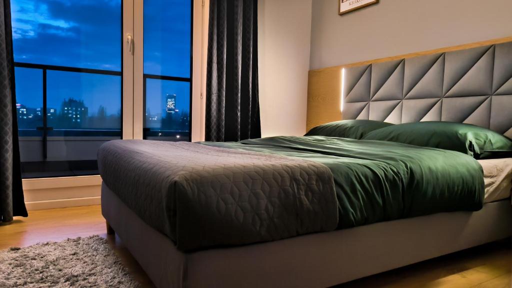 Posteľ alebo postele v izbe v ubytovaní Mogilska Tauron Arena Two Bedroom Apartment